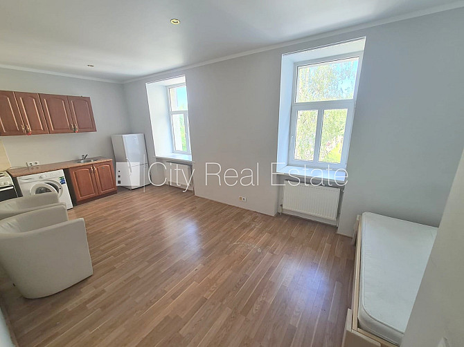 Fasādes māja, ieeja no ielas, kāpņu telpa pēc kosmētiskā remonta, logi vērsti uz pagalma Rīga - foto 13