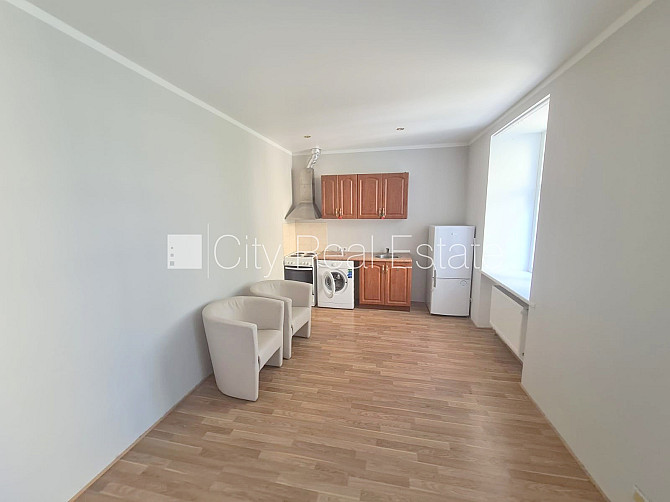 Fasādes māja, ieeja no ielas, kāpņu telpa pēc kosmētiskā remonta, logi vērsti uz pagalma Rīga - foto 15