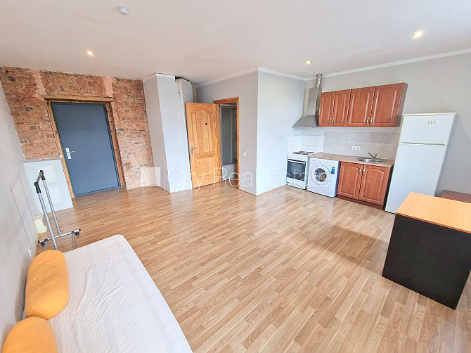 Fasādes māja, renovēta māja, ieeja no ielas, logi vērsti mājas abās pusēs, pilnā apdare, Rīga - foto 16