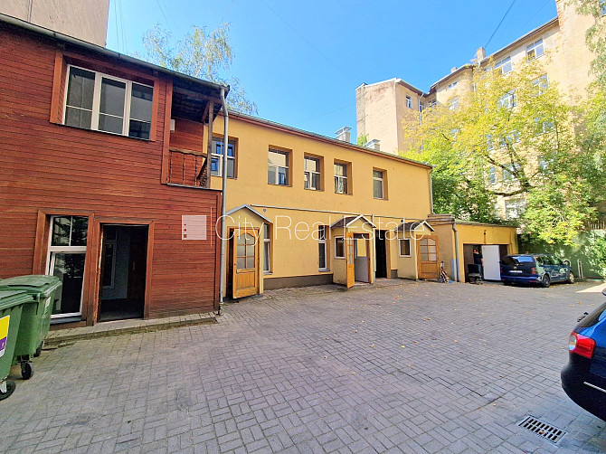 Fasādes māja, renovēta māja, ieeja no ielas, logi vērsti mājas abās pusēs, pilnā apdare, Rīga - foto 5