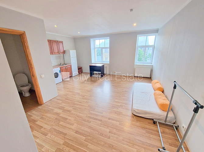 Fasādes māja, renovēta māja, ieeja no ielas, logi vērsti mājas abās pusēs, pilnā apdare, Rīga - foto 10