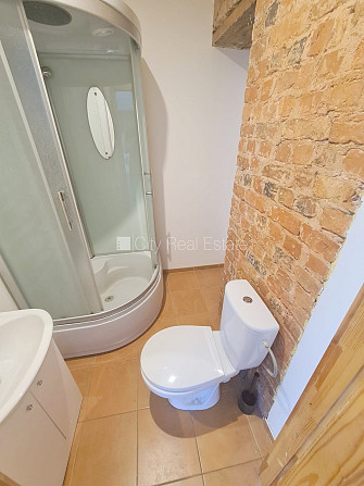 Pagalma ēka, labiekārtota apzaļumota teritorija, vieta automašīnai, ir lifts, kāpņu telpa Rīga - foto 11