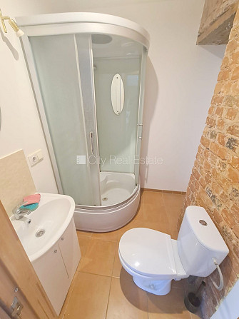 Pagalma ēka, labiekārtota apzaļumota teritorija, vieta automašīnai, ir lifts, kāpņu telpa Rīga - foto 10