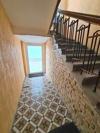 Pagalma ēka, labiekārtota apzaļumota teritorija, vieta automašīnai, ir lifts, kāpņu telpa Rīga - foto 13