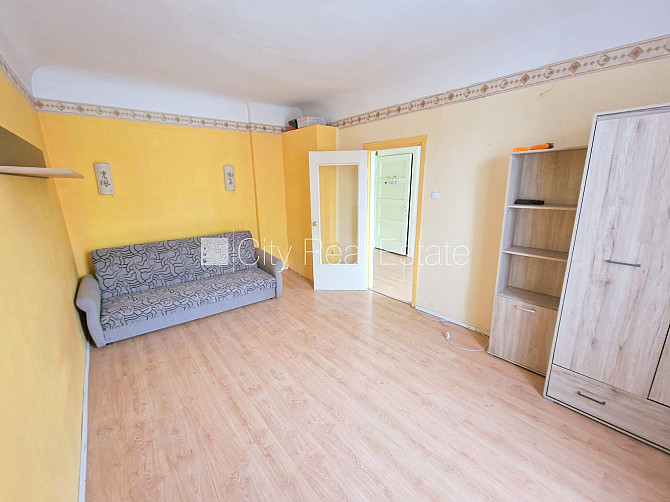 Privātmāja, labiekārtots apzaļumots pagalms, iežogota teritorija ar metāla sētu, bezmaksas Rīga - foto 16