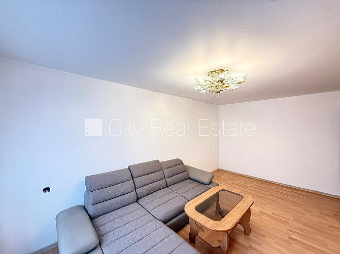 Pagalma māja, labiekārtota apzaļumota teritorija, vieta vairākām automašīnām, teritorijas Rīga - foto 18