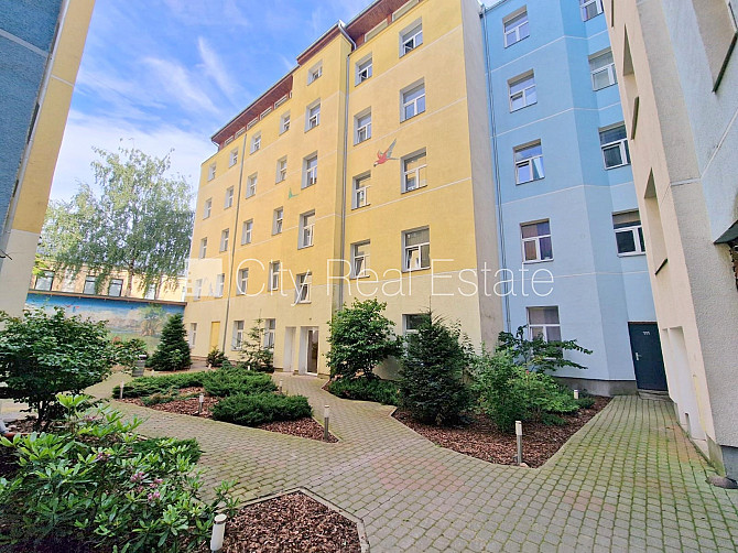 Pagalma māja, labiekārtota apzaļumota teritorija, vieta vairākām automašīnām, teritorijas Rīga - foto 10