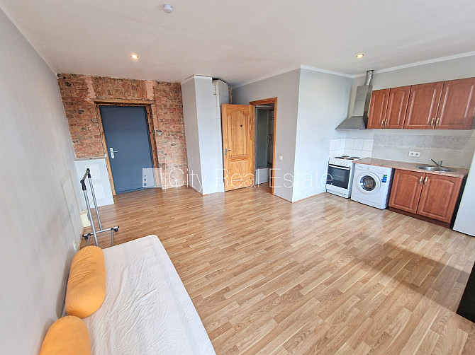 Pagalma māja, labiekārtota apzaļumota teritorija, vieta vairākām automašīnām, teritorijas Rīga - foto 4