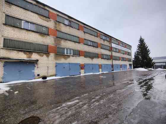 Tiek iznomātas neapkurināmas noliktavu telpas centrā, Sporta ielā.  Līdzena betona grīda. Plaši vārt Rīga