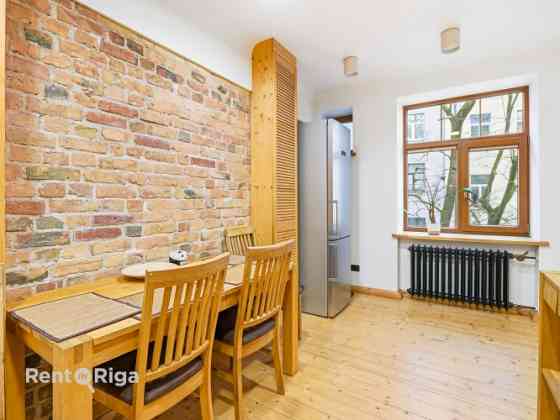 Izīrē gaišu un mājīgu divistabu dzīvokli Rīgas centrā!  Viesistaba ir ar lieliem logiem un augstajie Rīga