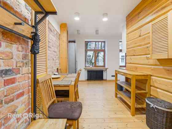 Izīrē gaišu un mājīgu divistabu dzīvokli Rīgas centrā!  Viesistaba ir ar lieliem logiem un augstajie Rīga