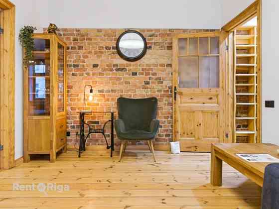 Izīrē gaišu un mājīgu divistabu dzīvokli Rīgas centrā!  Viesistaba ir ar lieliem logiem un augstajie Rīga