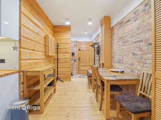 Izīrē gaišu un mājīgu divistabu dzīvokli Rīgas centrā!  Viesistaba ir ar lieliem logiem un augstajie Rīga