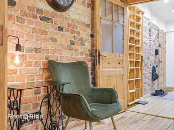 Izīrē gaišu un mājīgu divistabu dzīvokli Rīgas centrā!  Viesistaba ir ar lieliem logiem un augstajie Rīga