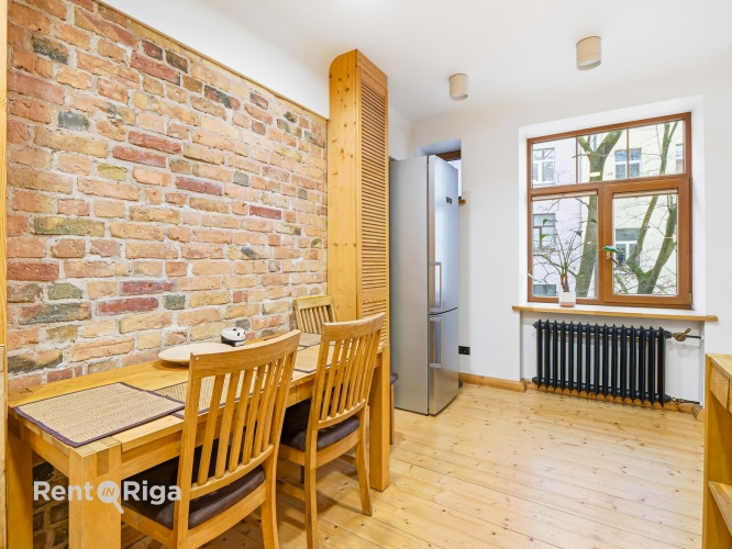 Izīrē gaišu un mājīgu divistabu dzīvokli Rīgas centrā!  Viesistaba ir ar lieliem logiem un Rīga - foto 5