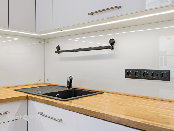 Izīrē gaišu un mājīgu divistabu dzīvokli Rīgas centrā!  Viesistaba ir ar lieliem logiem un Rīga - foto 8