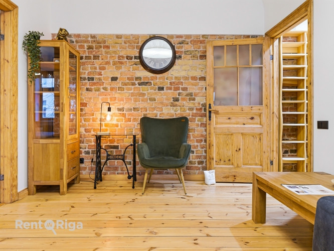 Izīrē gaišu un mājīgu divistabu dzīvokli Rīgas centrā!  Viesistaba ir ar lieliem logiem un Rīga - foto 2