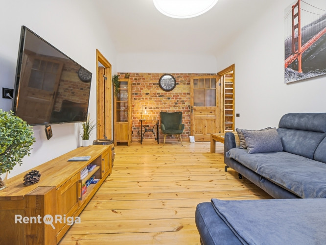 Izīrē gaišu un mājīgu divistabu dzīvokli Rīgas centrā!  Viesistaba ir ar lieliem logiem un Rīga - foto 1