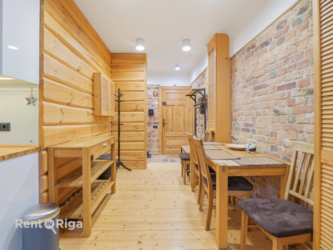 Izīrē gaišu un mājīgu divistabu dzīvokli Rīgas centrā!  Viesistaba ir ar lieliem logiem un Rīga - foto 6