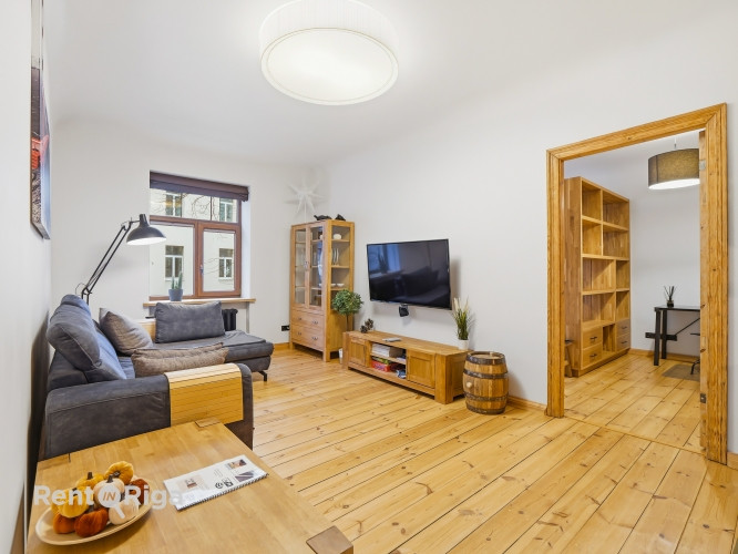 Izīrē gaišu un mājīgu divistabu dzīvokli Rīgas centrā!  Viesistaba ir ar lieliem logiem un Rīga - foto 9