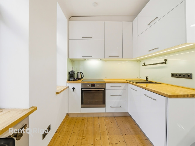 Izīrē gaišu un mājīgu divistabu dzīvokli Rīgas centrā!  Viesistaba ir ar lieliem logiem un Rīga - foto 7