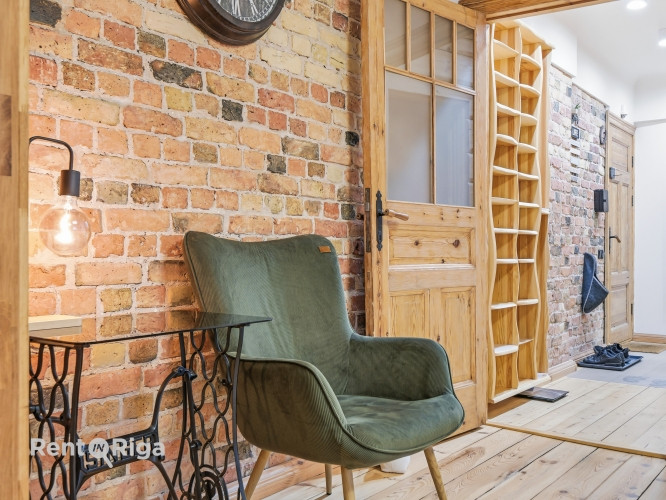 Izīrē gaišu un mājīgu divistabu dzīvokli Rīgas centrā!  Viesistaba ir ar lieliem logiem un Rīga - foto 3