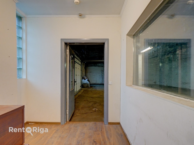 Iznomā noliktavas telpas Strenču ielā.  + kopējā platība 240 m2 + 3 fāžu elektrības Rīga - foto 7