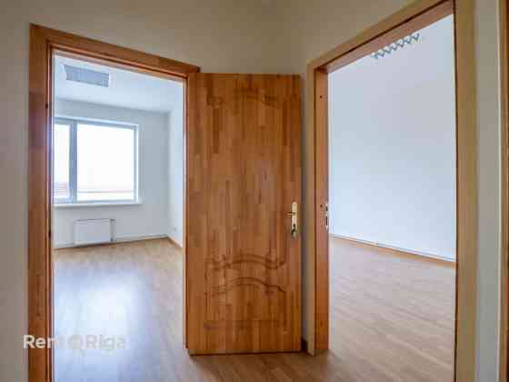 В трёхэтажном офисном здании на Ганибу дамбис предлагается в аренду весь третий Rīga