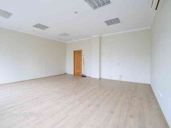 В трёхэтажном офисном здании на Ганибу дамбис предлагается в аренду весь третий Rīga