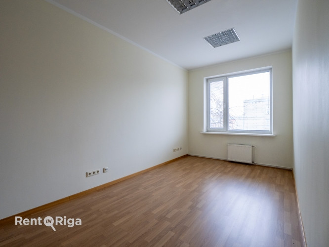 Trīs stāvu biroja ēkā Ganību dambī tiek piedāvāts viss trešais stāvs uz nomu.   Ofisa Rīga - foto 5