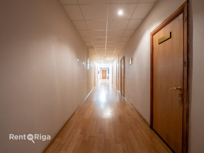 Trīs stāvu biroja ēkā Ganību dambī tiek piedāvāts viss trešais stāvs uz nomu.   Ofisa Rīga - foto 6