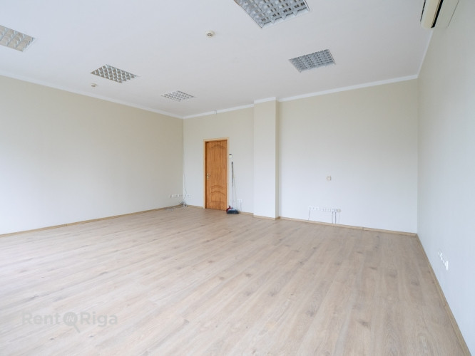 Trīs stāvu biroja ēkā Ganību dambī tiek piedāvāts viss trešais stāvs uz nomu.   Ofisa Rīga - foto 2