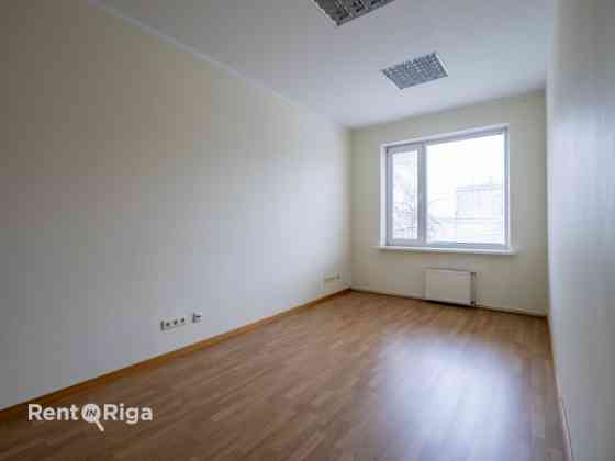 Офис с тремя отдельными кабинетами!  В трёхэтажном офисном здании на Ганību дамбис Rīga