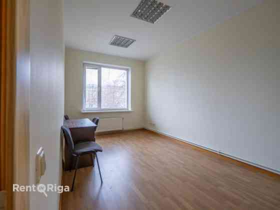 Офис с тремя отдельными кабинетами!  В трёхэтажном офисном здании на Ганību дамбис Rīga