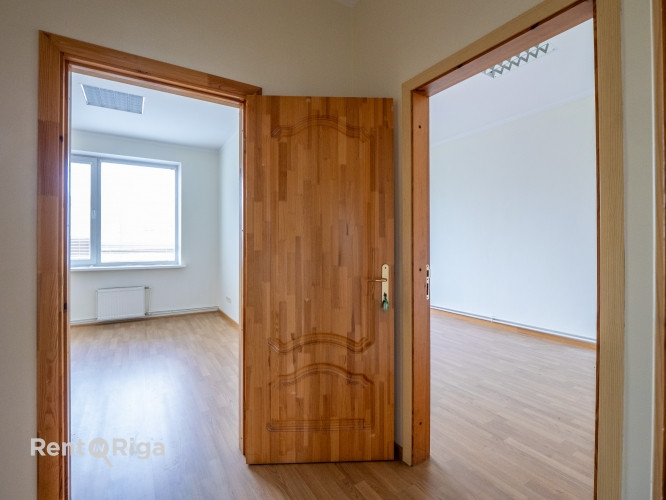 Trīs atsevišķu kabinetu ofiss!  Trīs stāvu biroja ēkā Ganību dambī ir pieejami ofisi uz Rīga - foto 1