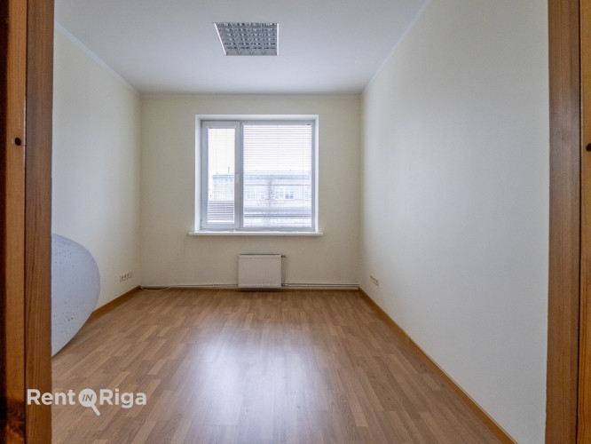 Trīs atsevišķu kabinetu ofiss!  Trīs stāvu biroja ēkā Ganību dambī ir pieejami ofisi uz Rīga - foto 4