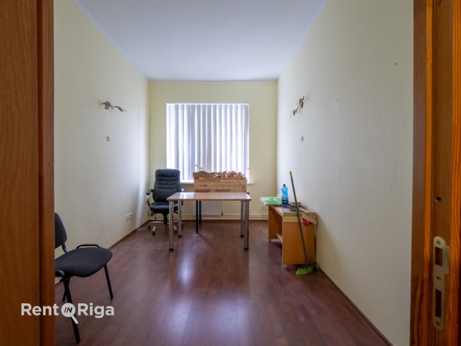 Доступны офисы разной площади!  В трёхэтажном офисном здании на Ганību дамбис Рига - изображение 1