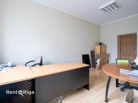 Большое и просторное помещение с отдельным кабинетом, большой офисной зоной Rīga