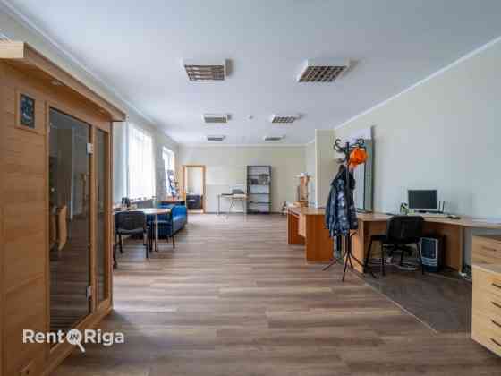 Большое и просторное помещение с отдельным кабинетом, большой офисной зоной Rīga