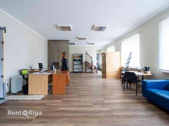 Большое и просторное помещение с отдельным кабинетом, большой офисной зоной Rīga