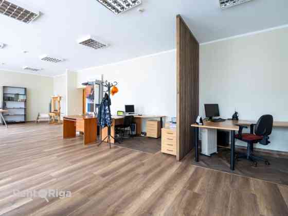 Большое и просторное помещение с отдельным кабинетом, большой офисной зоной Rīga