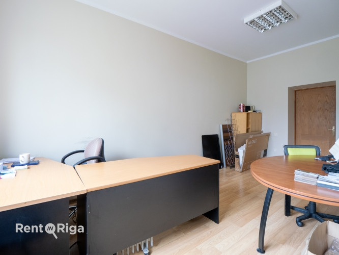 Liela un plaša telpa ar atsevišķu kabinetu, lielu atvērtā tipa ofisa telpu un niša Rīga - foto 5