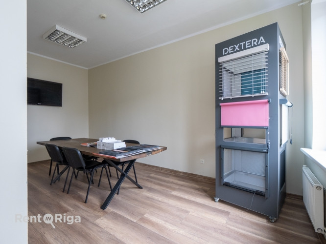 Liela un plaša telpa ar atsevišķu kabinetu, lielu atvērtā tipa ofisa telpu un niša Rīga - foto 7