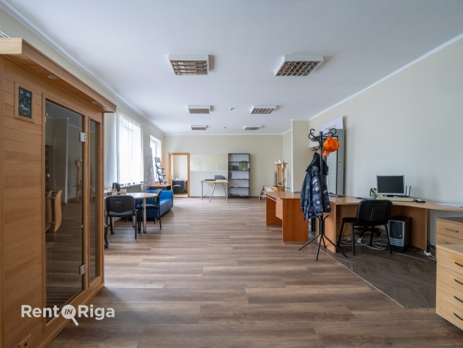 Liela un plaša telpa ar atsevišķu kabinetu, lielu atvērtā tipa ofisa telpu un niša Rīga - foto 3