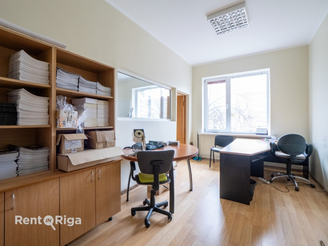 Liela un plaša telpa ar atsevišķu kabinetu, lielu atvērtā tipa ofisa telpu un niša Rīga - foto 6