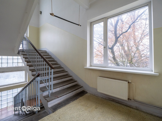 Liela un plaša telpa ar atsevišķu kabinetu, lielu atvērtā tipa ofisa telpu un niša Rīga - foto 9