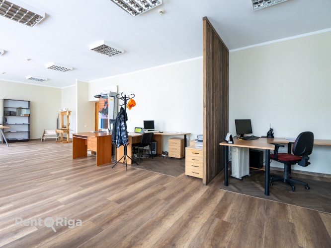 Liela un plaša telpa ar atsevišķu kabinetu, lielu atvērtā tipa ofisa telpu un niša Rīga - foto 2