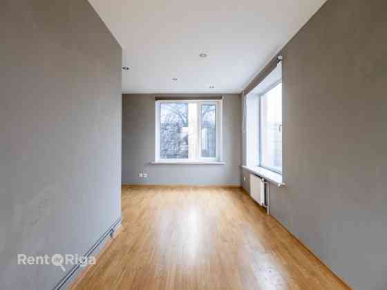 Двухэтажный офис на Ганибу дамбис.  В офисном здании  чистая и ухоженная Рига