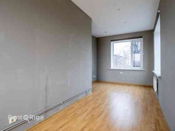 Двухэтажный офис на Ганибу дамбис.  В офисном здании  чистая и ухоженная Рига