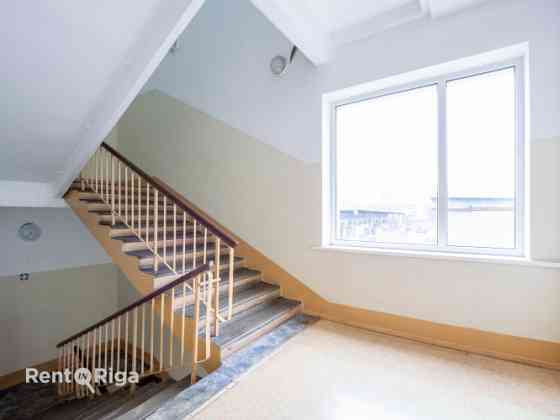 В трёхэтажном офисном здании на Ганибу дамбис доступны офисы в аренду. В офисном Рига